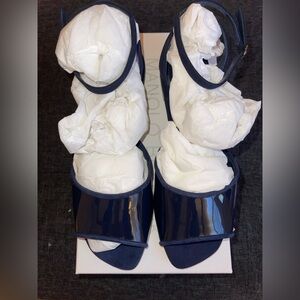 Brand NEW Manolo Blahnik Popauira Flat Sz 40.5 Navy Patent Leather and Suede.